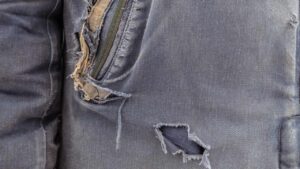 Il trucchetto per riparare i buchi sulla giacca senza ago e filo!