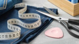 Perché così tante persone tagliano i loro vecchi jeans invece di gettarli via? Un trucchetto ingegnoso