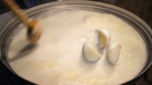Bollire aglio nel latte, lo hai mai bevuto? Perché dovresti farlo