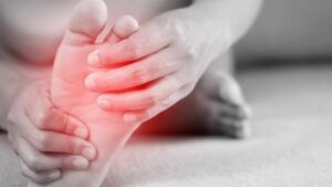 Ti fanno spesso male i piedi? 10 possibili cause