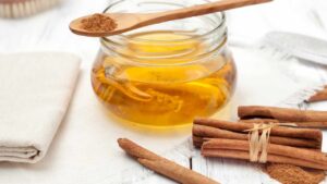I sorprendenti vantaggi della combinazione di Miele e Cannella nei tuoi rimedi naturali
