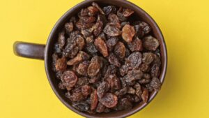 7 motivi per mangiare l’uva passa al mattino