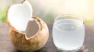 Acqua di cocco: scopri i benefici per la salute che potresti non conoscere