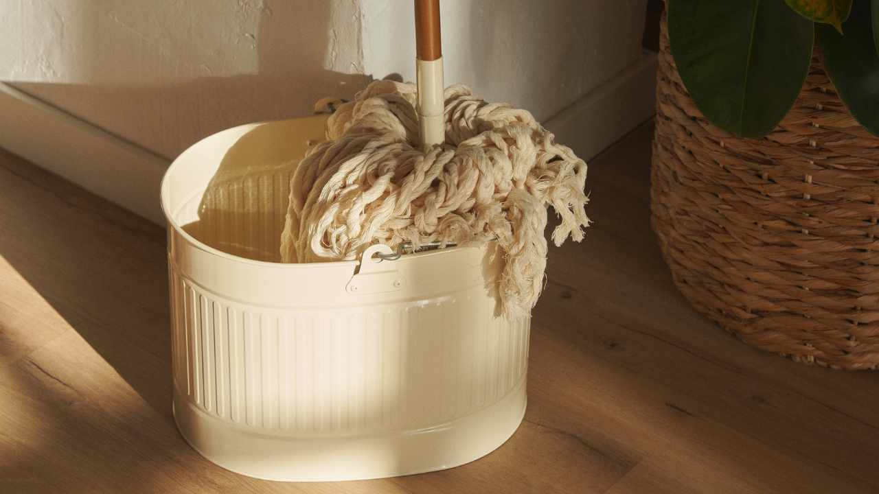 sale nell'acqua per pulire