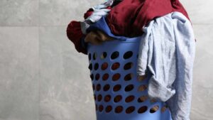 Ti sei mai chiesto perché i cesti del bucato hanno dei buchi? C’è un motivo ben preciso e non tutti lo conoscono