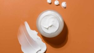 La crema indispensabile da portare sempre in borsa: tutto quello che dovresti sapere sugli usi della Prep