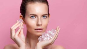 Cubetti di ghiaccio per il viso: il segreto di bellezza delle celebrità per un aspetto fresco