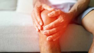 Questa è la vitamina che manca nel tuo corpo quando ti fanno male le gambe e le ossa