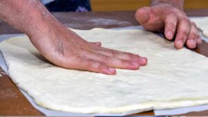 Stendi l’impasto della pizza nella teglia e si ritira subito? Ti svelo un segreto…