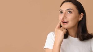 Perché ci tocchiamo il naso quando parliamo? Cosa dice la psicologia