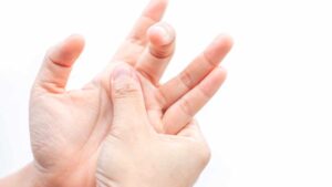 Se ti si addormentano spesso le mani, devi sapere questo