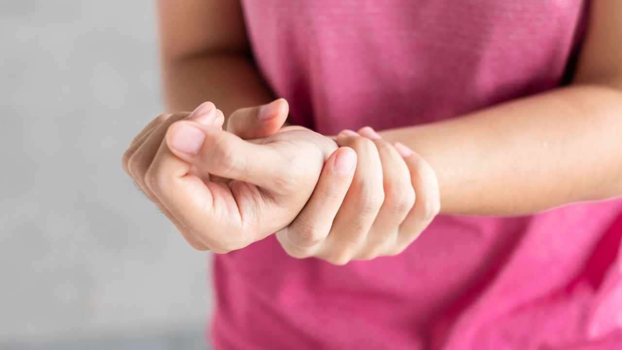 mani addormentate formicolio