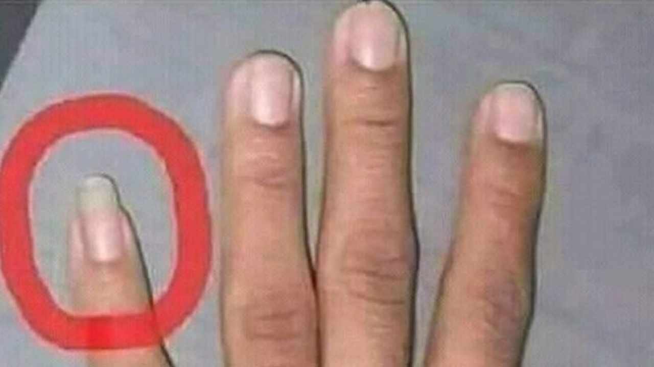 uomini unghia mignolo lunga
