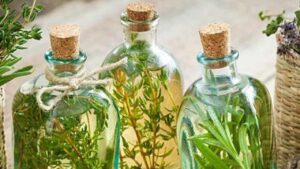 Come preparare l’alcool al rosmarino e 25 sorprendenti utilizzi per il benessere quotidiano