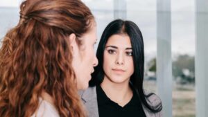 Cosa significa quando parli con qualcuno e lui evita il contatto visivo secondo la psicologia