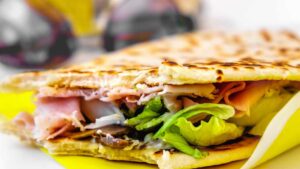 Piadine veloci salva pranzo, pronte in 10 minuti e piacciono a tutta la famiglia
