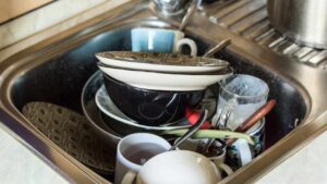 COSA SIGNIFICA LASCIARE I PIATTI NEL LAVELLO SECONDO LA PSICOLOGIA