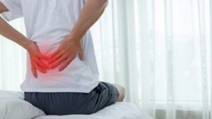 Dolore nella parte bassa della schiena, al lato destro: quali sono le possibili cause?