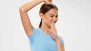 Cosa rivela l’odore del tuo corpo sulla tua salute e come intervenire subito!