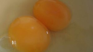 Scopriamo il trucchetto per cuocere le uova in camicia in un minuto