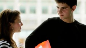 Cosa significa guardare fisso negli occhi una persona mentre si parla secondo la psicologia