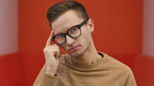 10 situazioni che le persone intelligenti trovano estenuanti secondo la psicologia