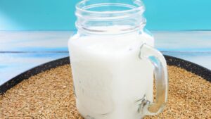 Il latte di alpiste sta guadagnando sempre più popolarità: ricetta, benefici e usi di questo rimedio naturale