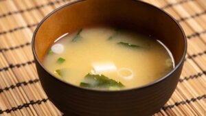 Pasta di miso: i sorprendenti benefici di un superalimento che sta spopolando e che allunga la vita