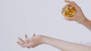 Come far durare di più il profumo con semplici trucchetti