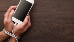 Condividi ogni momento della tua vita sui social? Ecco cosa significa secondo la psicologia