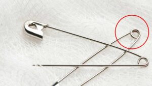 Ti sei mai soffermato a guardare quel cerchietto alla fine della spilla da balia? Ma sai che non è lì a caso? Ha uno scopo ben preciso che solo in pochi conoscono!