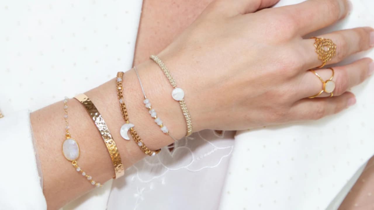 indossare braccialetti