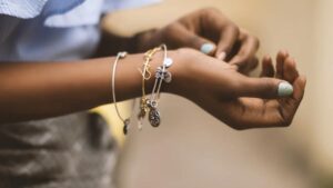 Indossi sempre i braccialetti? Cosa significa secondo la psicologia