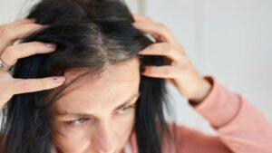 3 formidabili TRUCCHETTI per coprire i capelli bianchi in modo naturale