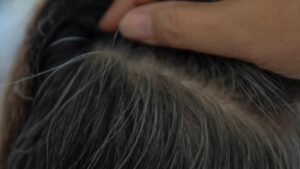 Strappare un capello bianco ne fa crescere altri? Quante volte lo avete sentito o detto? Ma è davvero così o si tratta solo di una leggenda tramandata? Ecco la verità