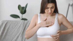 Quando abbiamo sensibilità al seno, spesso succede a causa di cambiamenti ormonali, ma non è sempre così. Ecco le cause comuni che generano dolore
