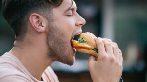 Mangi sempre velocemente? Cosa significa secondo la psicologia