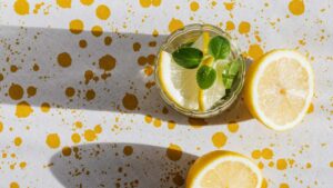 Rinfrescante succo di menta piperita e limone, una bevanda estiva che conquista il palato