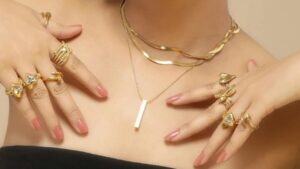 Indossi sempre accessori vistosi? Ecco cosa significa secondo la psicologia