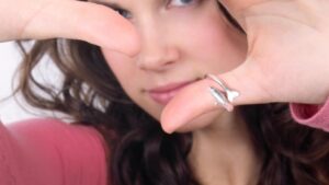 Lo sapevi? Se vedi una persona che indossa l’anello al pollice, ecco cosa significa