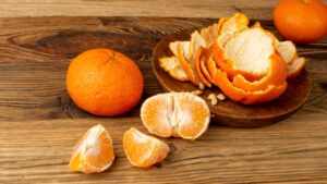 Benefici del tè di buccia di mandarino: ricco di antiossidanti, favorisce digestione e sonno. Un modo gustoso per migliorare il tuo benessere