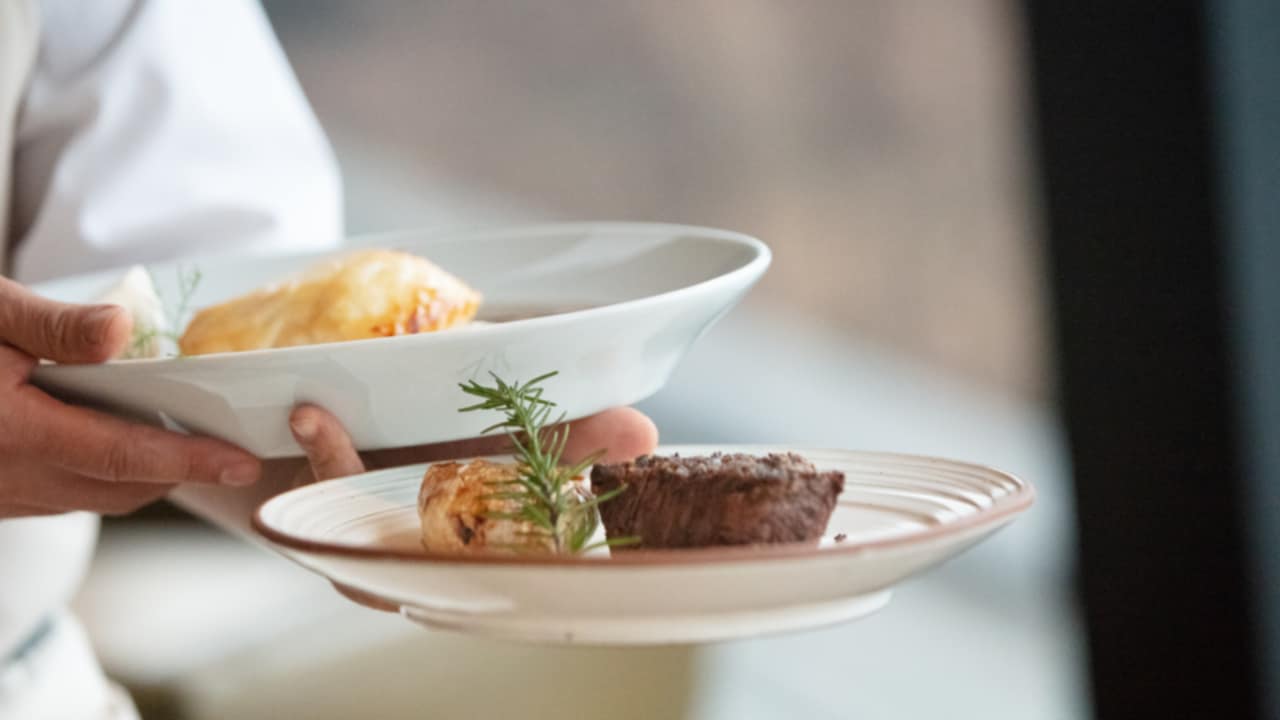 aiutare il cameriere