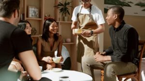 PASSI SEMPRE I PIATTI AL CAMERIERE PER AIUTARLO? COSA SIGNIFICA SECONDO LA PSICOLOGIA