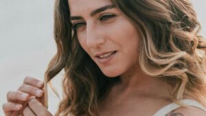 Perché alcune persone si toccano spesso i capelli mentre parlano? Cosa significa secondo la psicologia