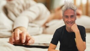 Lasci il cellulare vicino al letto la notte? Il noto professore dei social ci dice cosa fare per stare al sicuro