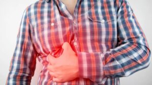 Dolore alle costole: non sottovalutare questi segnali