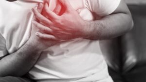 Cos’è il dolore toracico? Cause, sintomi e quando preoccuparti