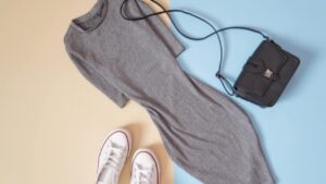 Scegli sempre vestiti grigi? Ecco cosa significa secondo la psicologia