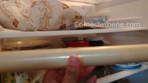 Perché tutti mettono la pellicola in frigorifero: è un’idea geniale!