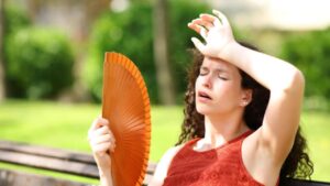 Spossatezza estiva? Ecco perché sei più stanco quando fa caldo e cosa fare per ritrovare energia e benessere